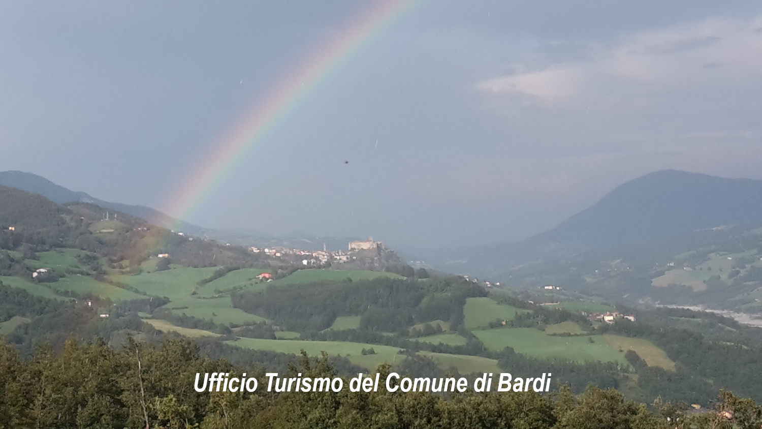 Bardi (Pr): panorama con arcobaleno. Foto dell'Ufficio Turismo del Comune di Bardi