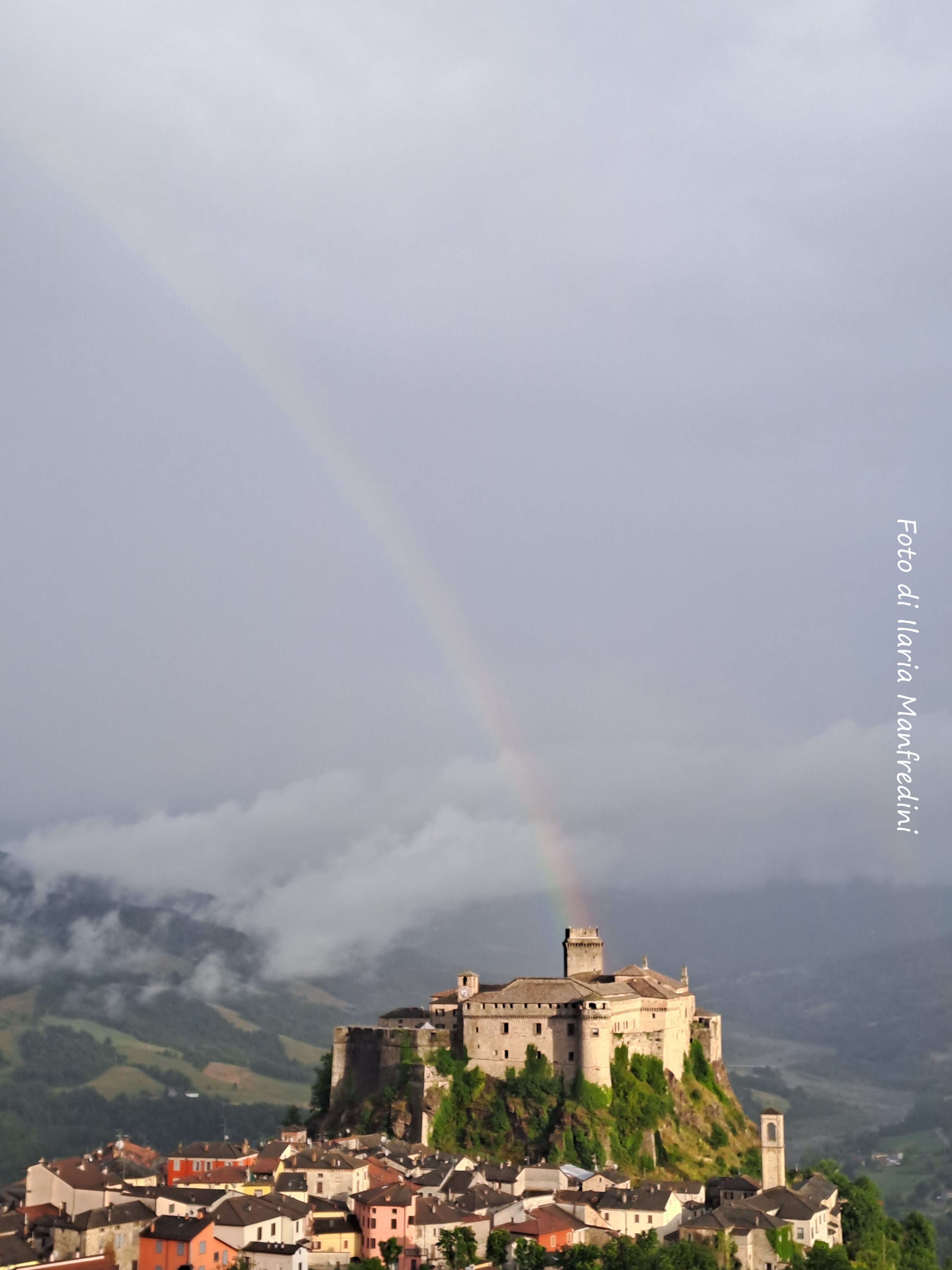 Bardi (Pr). Castello con arcobaleno. Foto di Ilaria Manfredini