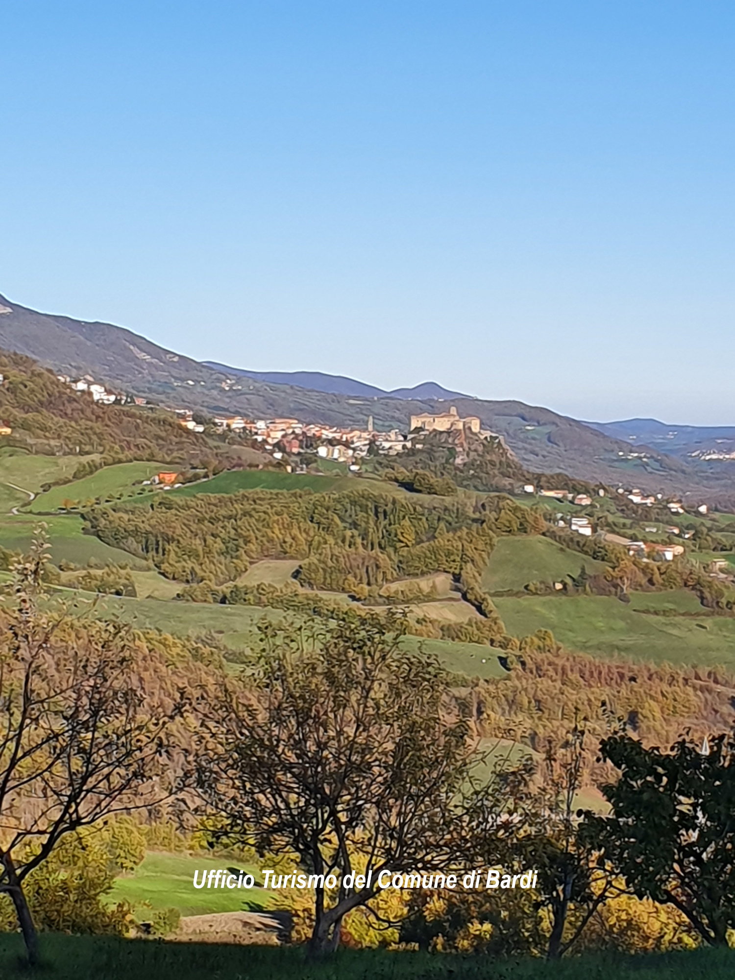 Bardi (Pr): panorama. Foto dell'Ufficio Turismo del Comune di Bardi