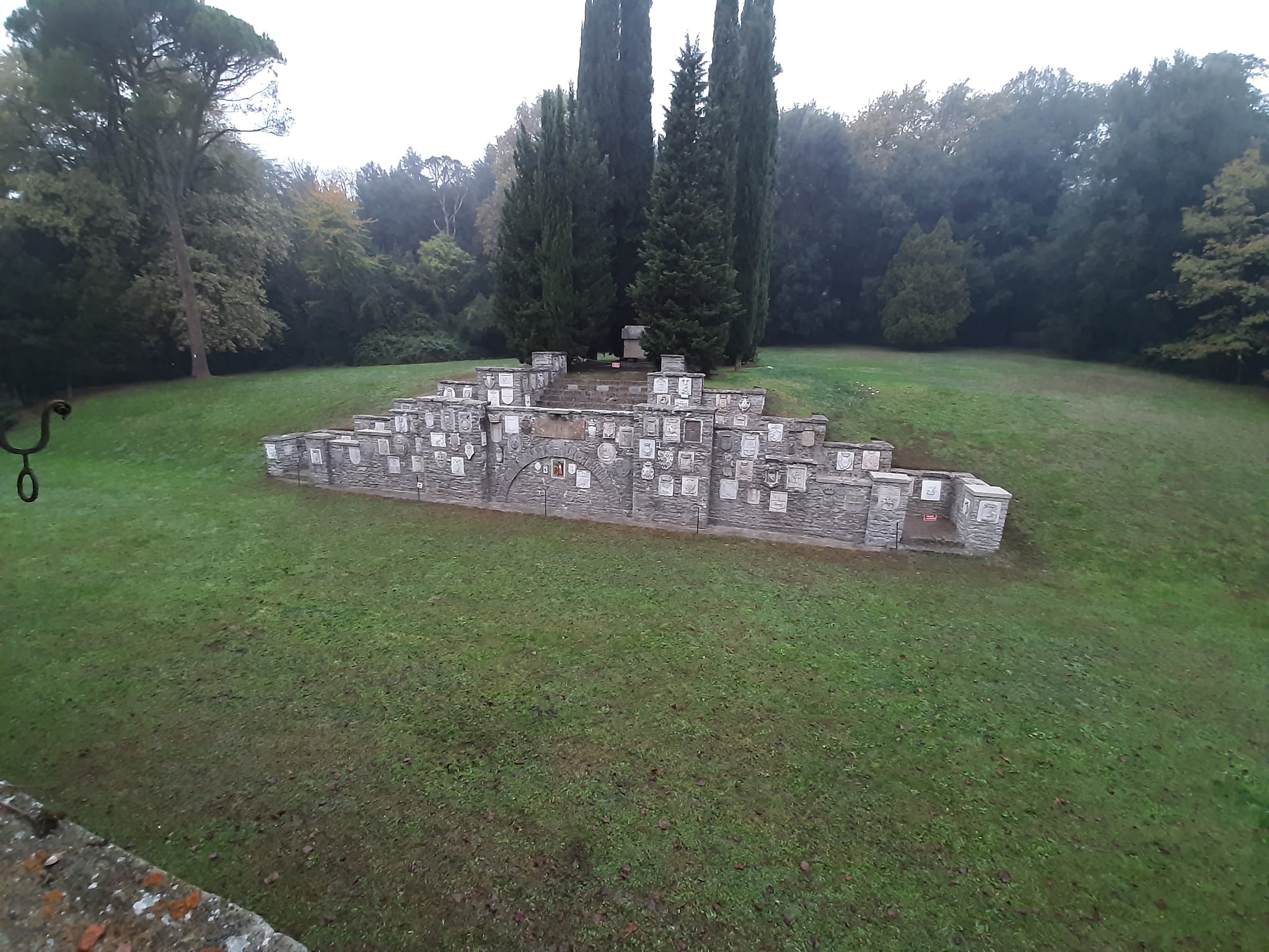 Casola Valsenio (Ra). Il Cardello. Mausoleo restaurato. Foto di Giorgio Sagrini