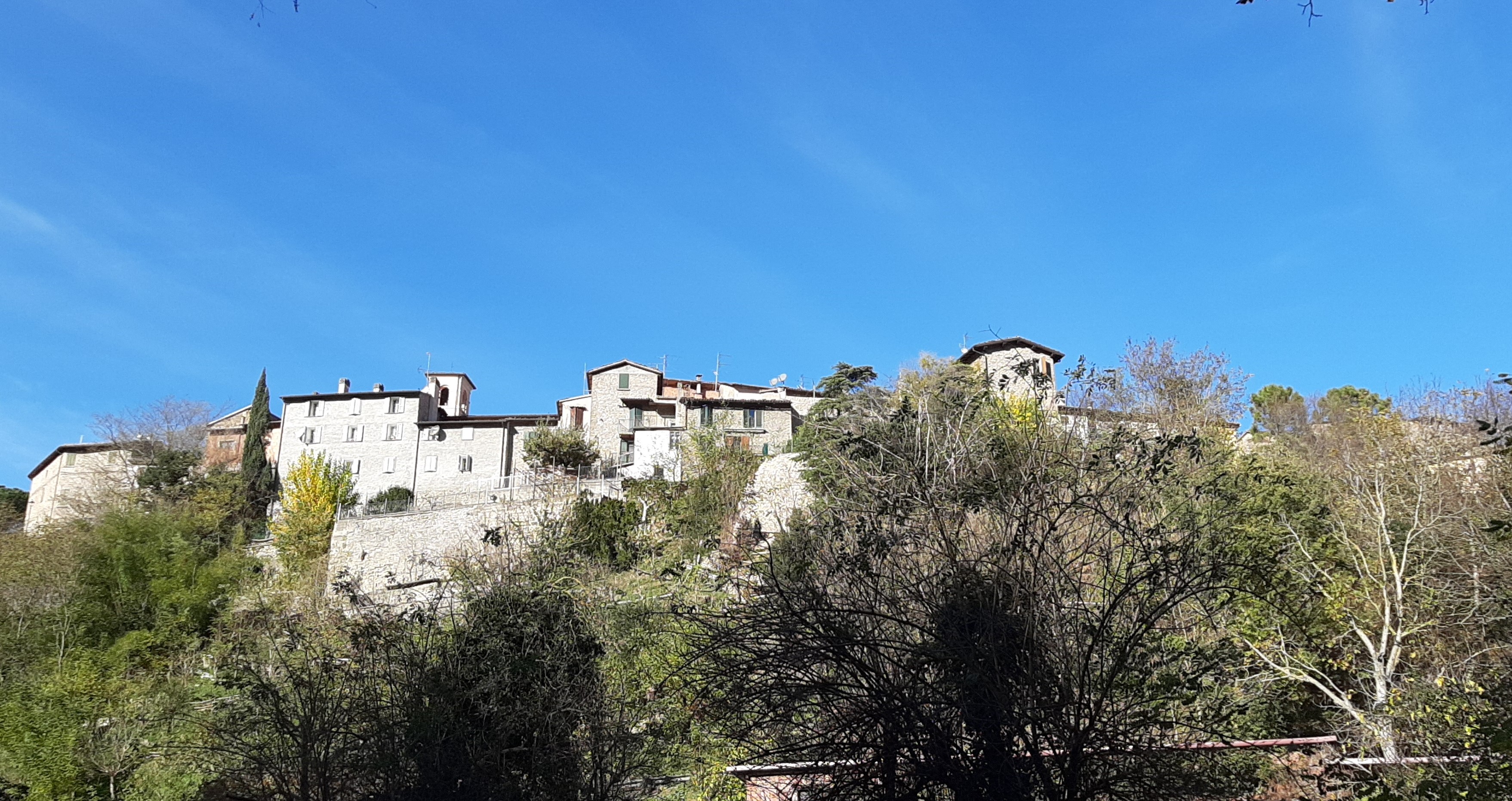 Casola Valsenio (Ra). L'antico borgo di Casola visto dal fiume. Foto di Giorgio Sagrini