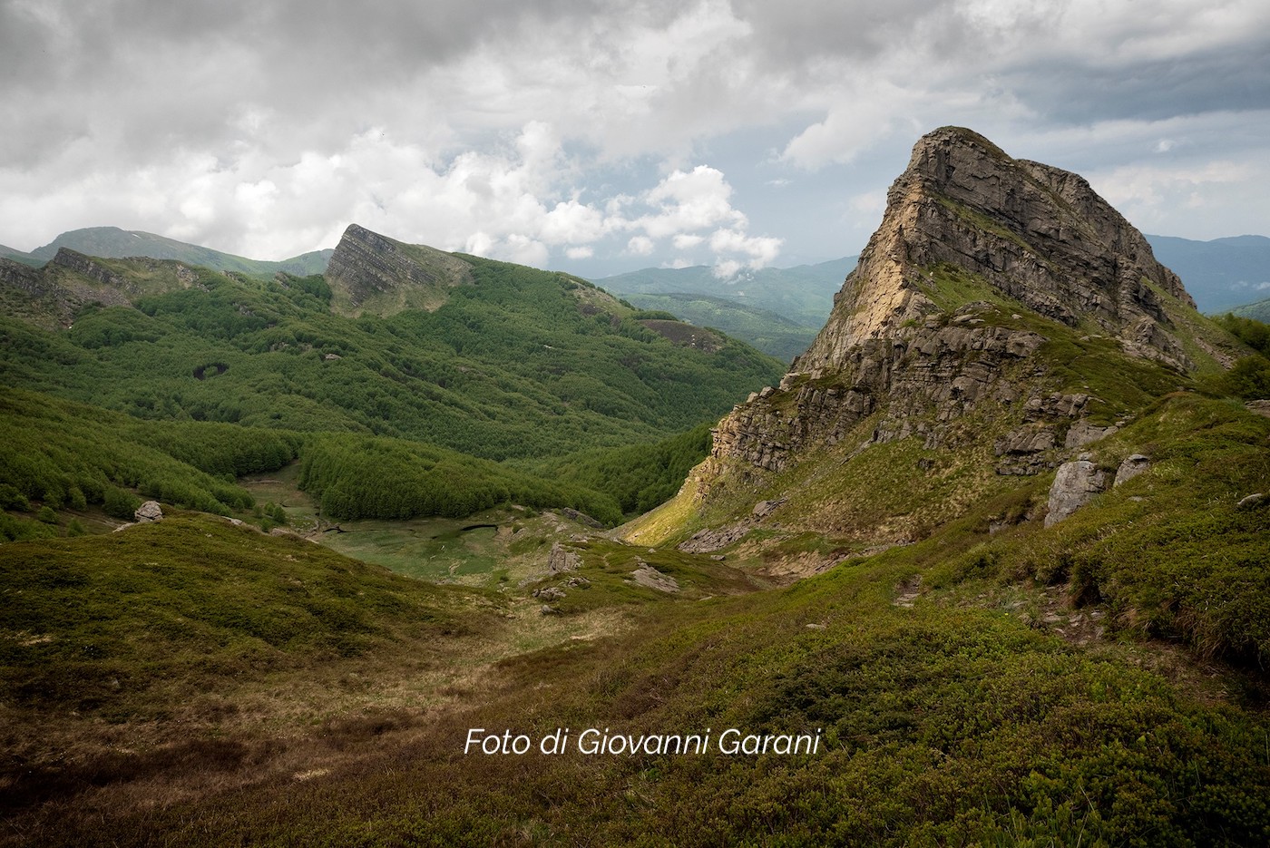 Monte Scala in primo piane ed il Monte Roccabiasca alle sue spalle, Corniglio (Pr)