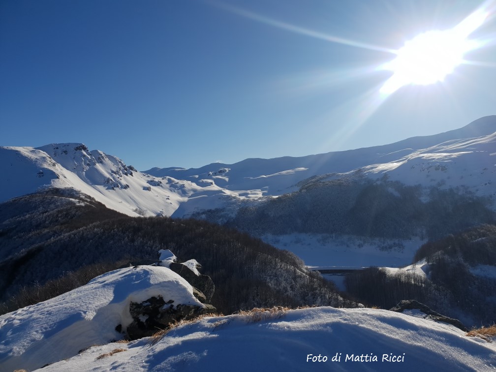 Monchio delle Corti (Pr). Vista da cima " Pizzo della nonna" con vista del monte Torricella e del lago Verde innevato. Località "Trafoiedo di Trefiumi". Foto di Mattia Ricci