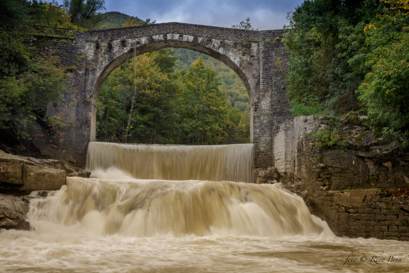 Riolunato (Mo). Ponte della Luna. Foto di Rino Bina