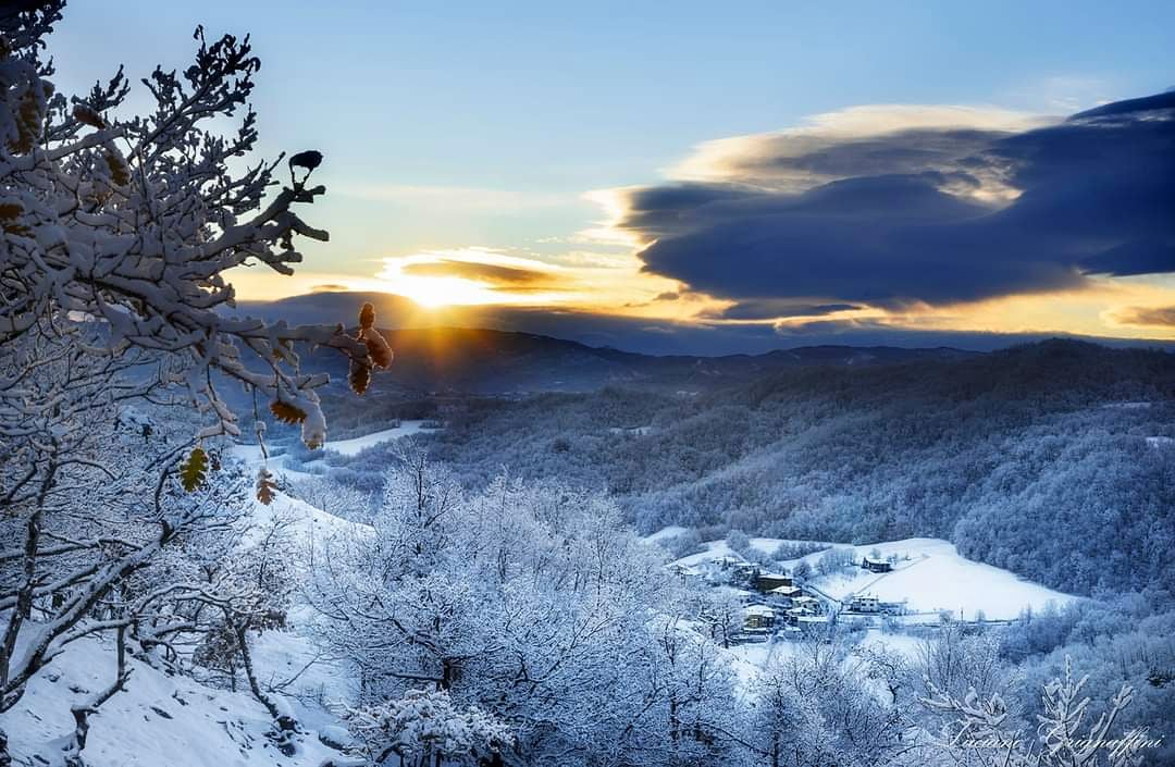 Valmozzola (Pr): vista sul paese di Mormorola. Foto di Luciano Grignaffini