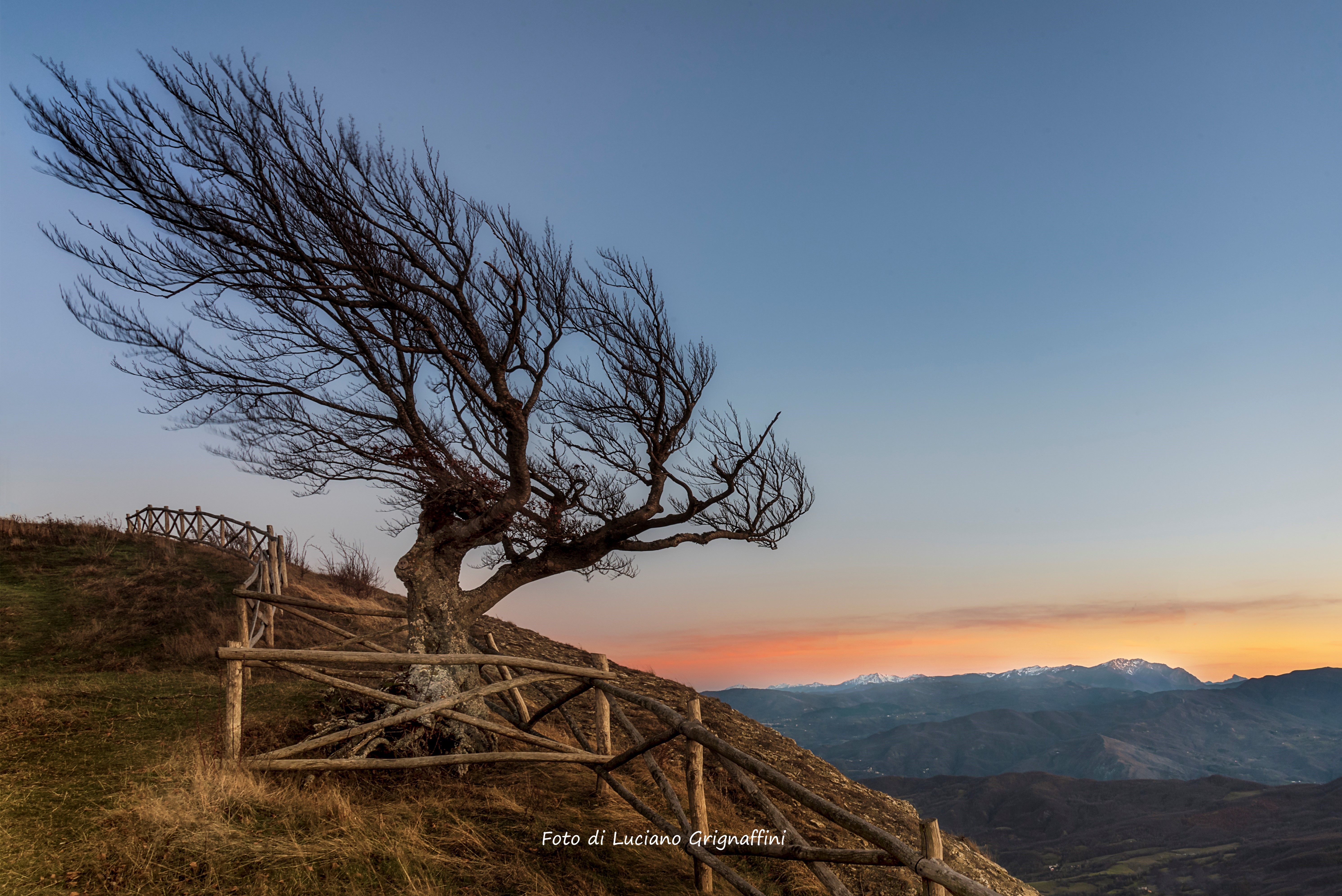 Varsi (Pr). Tramonto dal monte Barigazzo. Foto di Luciano Grignaffini