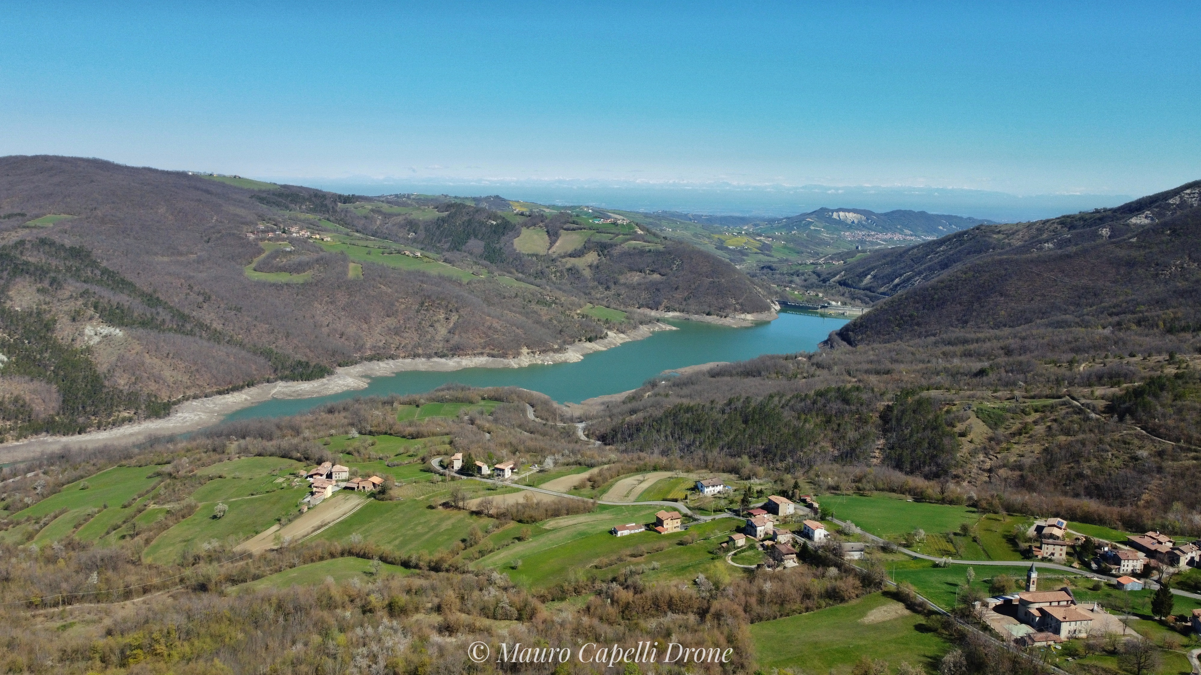 Vernasca (Pc). Diga di Mignano ripresa dalla frazione di Castelletto. Foto di Mauro Capelli