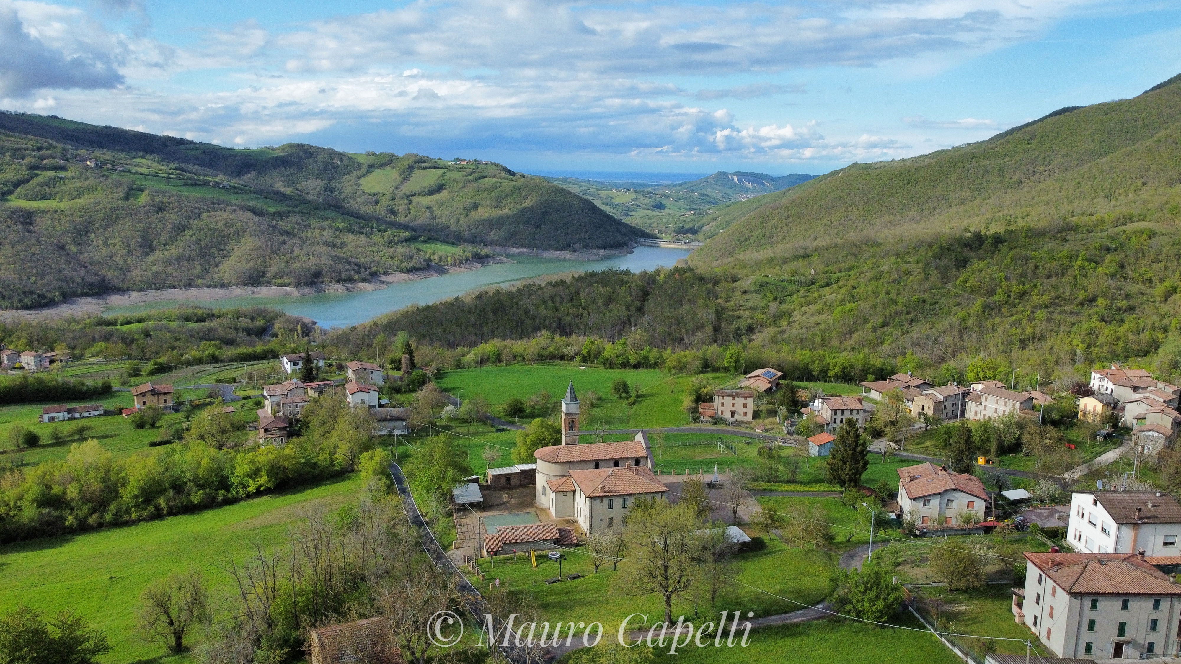 Vernasca (Pc). Diga di Mignano ripresa dalla frazione di Castelletto. Foto di Mauro Capelli