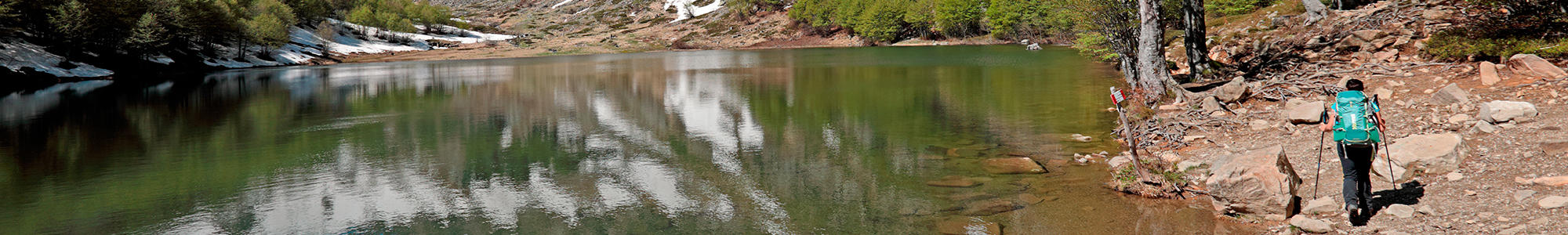 Foto di un lago in montagna