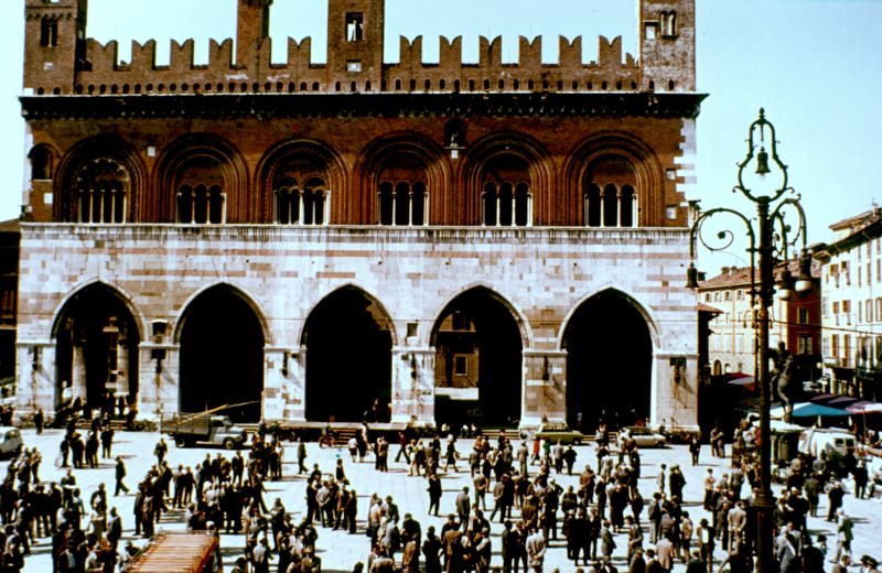 2. Piacenza: piazza Cavalli